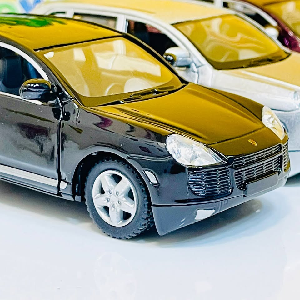 Kinsmart Porsche Cayenne Turbo Diecast Model - image 4