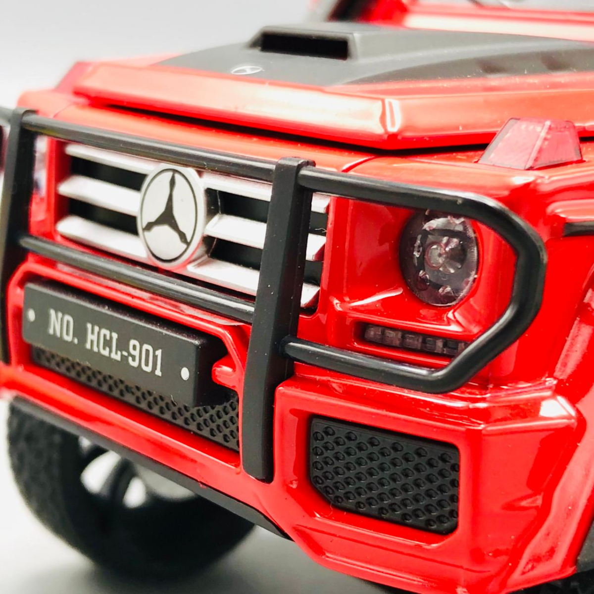 1:22 Diecast Mercedes V12 Model Car - image 5