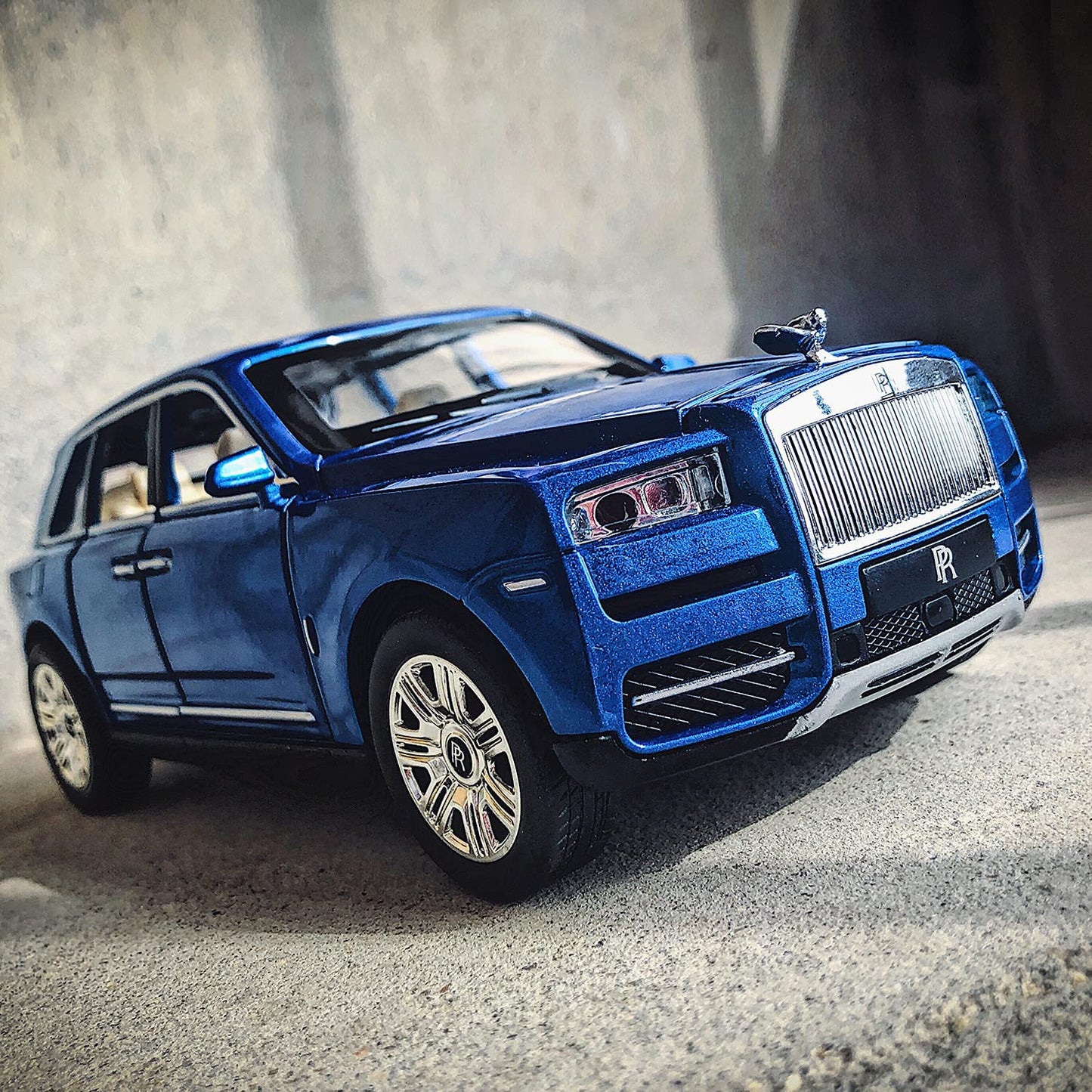 1:24 Diecast Rolls Royce Cullinan Model With Smoke - image 3
