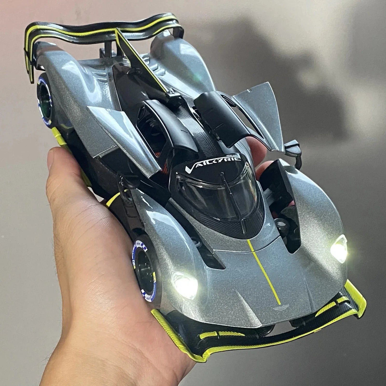 1:24 Diecast Aston Martin Valkyrie AMR Pro Model Car - image 2